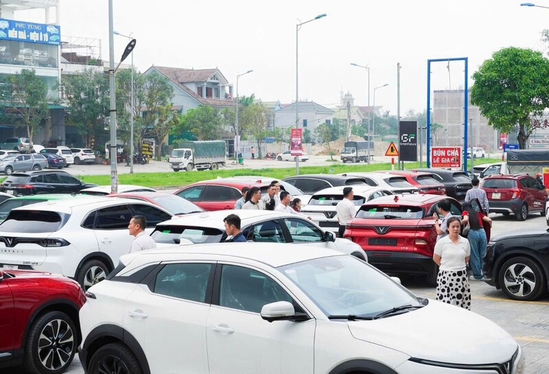 Rất đông người dân đi tìm hiểu và chọn mua các dòng xe ô tô điện. Ảnh: Mai Liễu