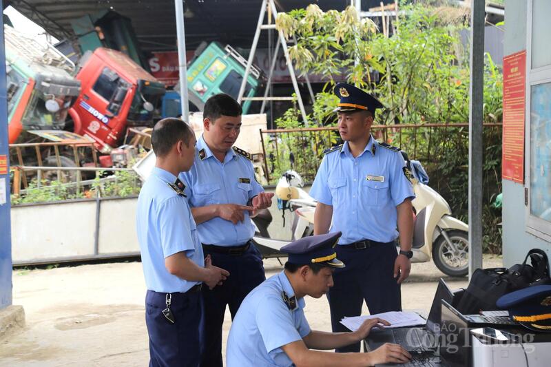 Ông Trần Mạnh Hùng, Chi cục trưởng Chi cục Quản lý thị trường tỉnh Cao Bằng (ở giữa, hàng đứng) chỉ đạo lực lượng quản lý thị trường tỉnh kiểm tra một cơ sở kinh doanh xăng dầu. Ảnh: M.H