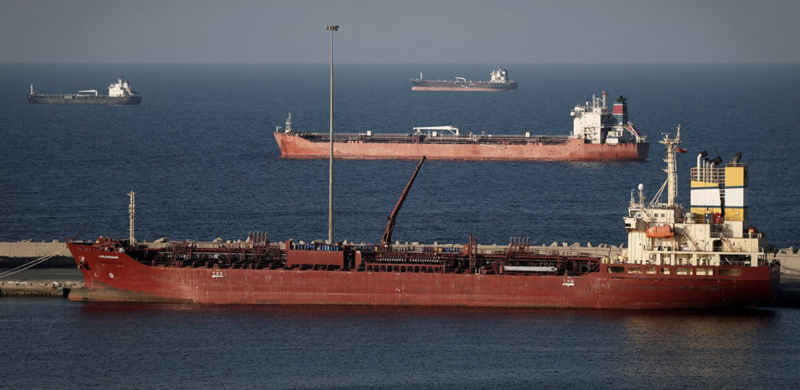 Tàu chở khí dầu mỏ di chuyển qua eo biển Hormuz. Ảnh: The Nation Thailand