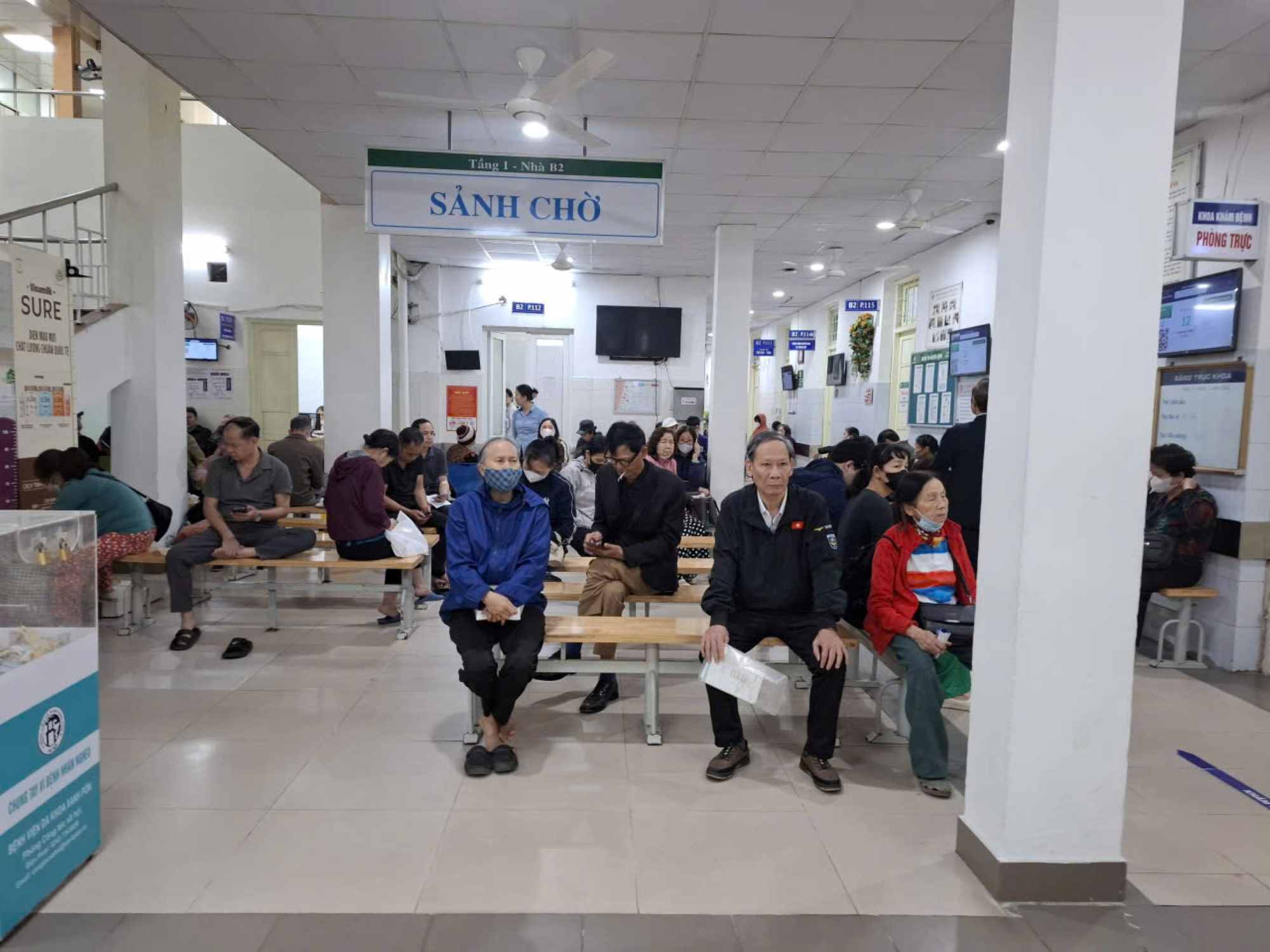 Người dân tham gia khám BHYT tại cơ sở y tế. Ảnh: Minh Thu