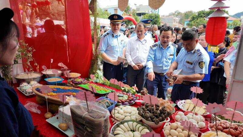 Đội Quản lý thị trường số 2 (Chi cục Quản lý thị trường tỉnh Cao Bằng) kiểm tra, tuyên truyền quy định về an toàn thực phẩm tại Lễ hội Háng Tán 2026.