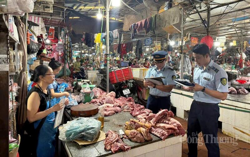 Công chức Quản lý thị trường tuyên truyền pháp luật, ký cam kết nhằm nâng cao ý thức chấp hành pháp luật của người dân trong công tác phòng, chống bệnh dịch tả lợn Châu Phi, bảo đảm an toàn thực phẩm.