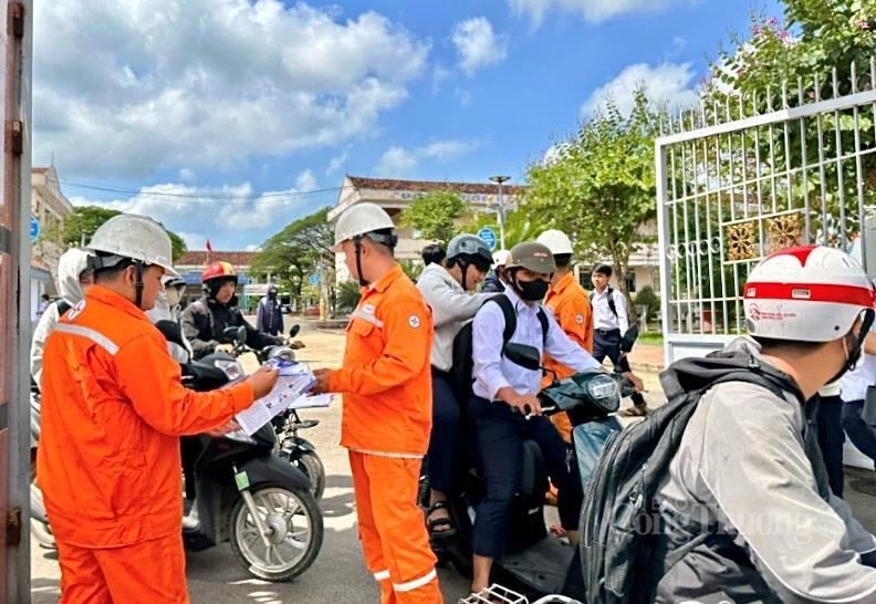 PC Gia Lai tăng cường tuyên truyền trực tiếp đến khách hàng sử dụng điện.