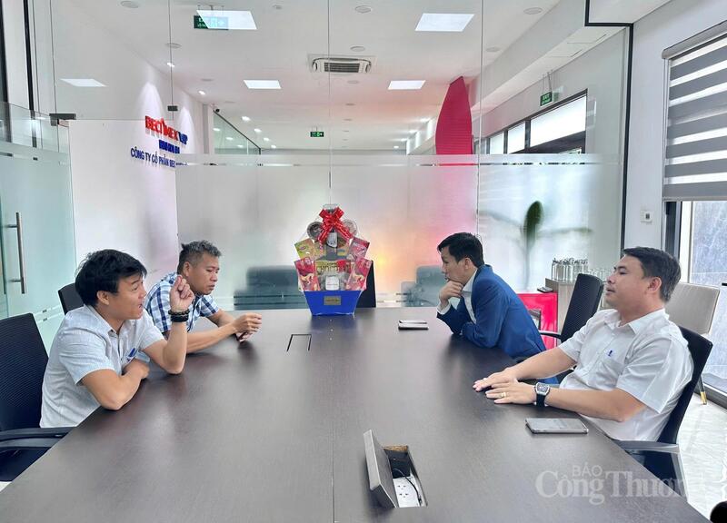 Điện lực Phú Tài tuyên truyền, vận động doanh nghiệp sử dụng điện hiệu quả.