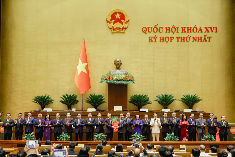 Chủ tịch Quốc hội Trần Thanh Mẫn tặng hoa chúc mừng Thủ tướng Chính phủ Lê Minh Hưng và các thành viên Chính phủ nhiệm kỳ mới.