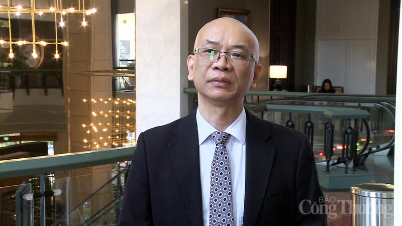 Ông Trần Thanh Hải, Phó Cục trưởng Cục Xuất nhập khẩu (Bộ Công Thương) trao đổi thông tin với phóng viên Báo Công Thương. Ảnh: Đồng Cường