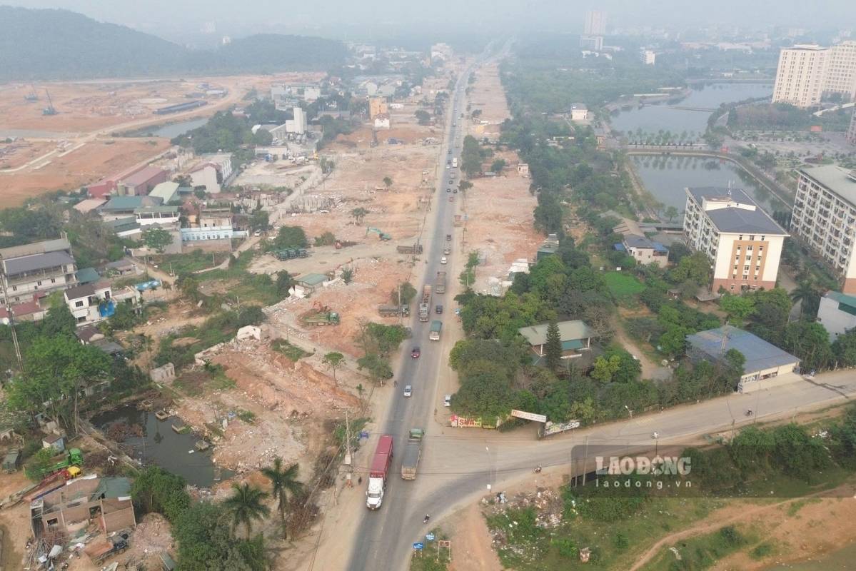 Mật độ phương tiện lưu thông tại khu vực bên cạnh tuyến đường đang thi công. Ảnh: Minh Nguyễn