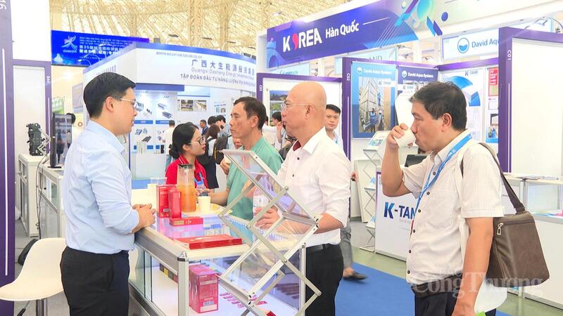 Khách tham quan thử sản phẩm hồng sâm của Da Jung Co., Ltd. Ảnh: Hải Linh