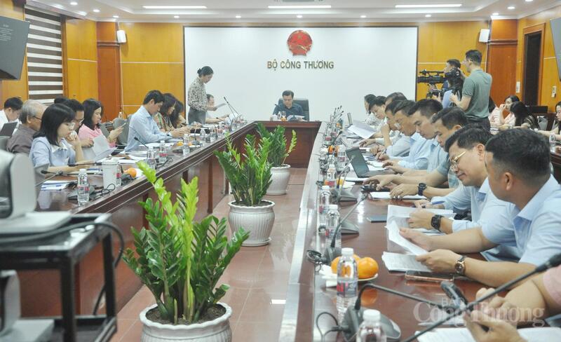 Thường trực Tổ điều hành thị trường trong nước phát biểu tại cuộc họp.