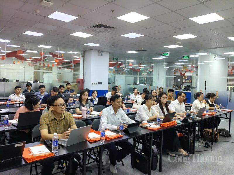 Lãnh đạo Sở Công Thương, các phòng chuyên môn, đơn vị liên quan và doanh nghiệp tham gia khoá đào tạo. Ảnh: Dương Hùng