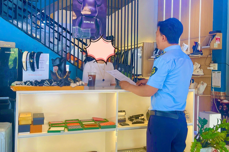 Lực lượng Quản lý thị trường Đà Nẵng kiểm tra đột xuất, xử phạt 7 đơn vị kinh doanh hàng giả tại các khu vực đông khách du lịch. Ảnh: Bình An