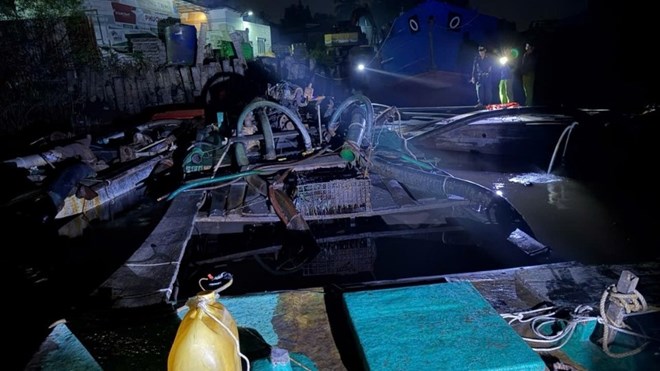 Công an Vĩnh Long xử lý 8 phương tiện tàng trữ cát trái phép