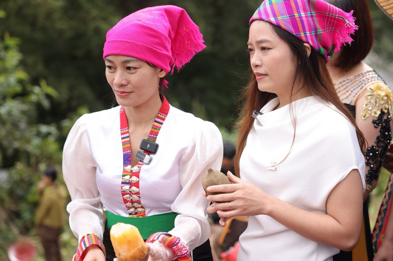 Bà Trần Thị Tân - Giám đốc Trách nhiệm xã hội của TikTok Shop cùng chị Hồng trong phiên livetream xúc tiến tiêu thụ khoai sâm đất tại Sìn Hồ