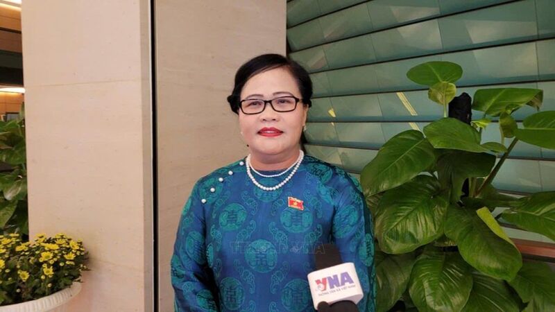 Đại biểu Quốc hội Nguyễn Thị Sửu thông tin với báo chí bên lề hành lang Kỳ họp thứ nhất, Quốc hội khóa XVI.