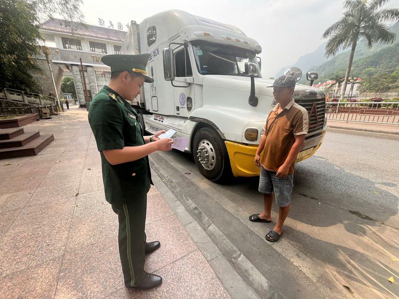 Lực lượng chức năng kiểm tra giấy tờ phương tiện vận tải hàng hóa tại khu vực Cửa khẩu quốc tế Thanh Thủy, đảm bảo hoạt động xuất nhập khẩu diễn ra thông suốt, đúng quy định. Ảnh: Văn Thi