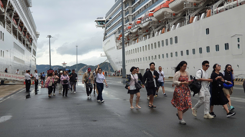 Khoảng 800 du khách quốc tế trên tàu biển hạng sang Seven Seas Explorer rời Cảng Cam Ranh trong dịp tết Nguyên đán Bính Ngọ 2026.