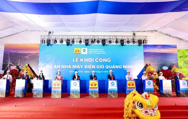 Các  đại biểu nhấn nút khởi công Nhà máy điện gió Quảng Ninh 1. Ảnh: TT