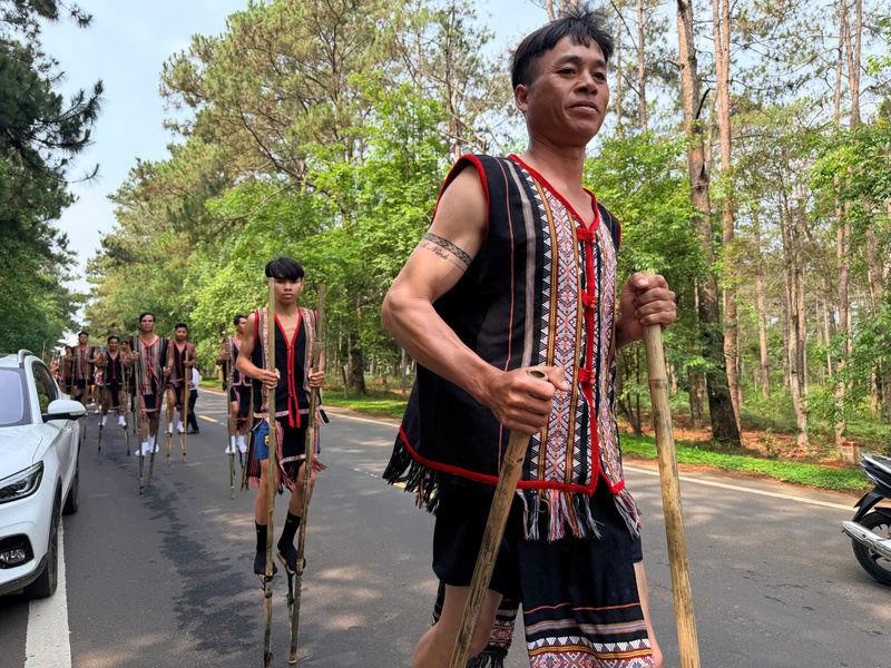 Lễ hội đường phố ở Măng Đen thu hút khách du lịch. Ảnh: Tuệ Lâm