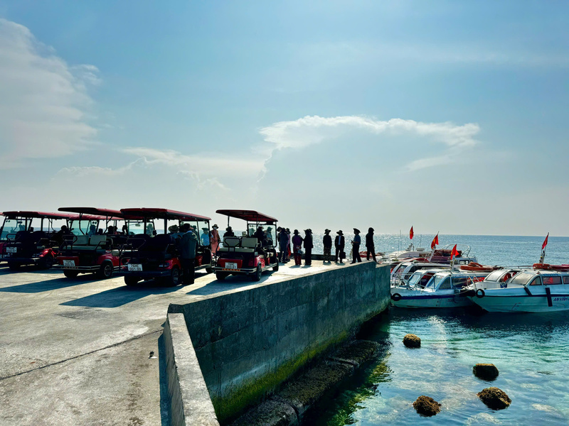 Lượng khách du lịch ra đảo Lý Sơn cũng tăng mạnh. Ảnh: Nguyễn Dương
