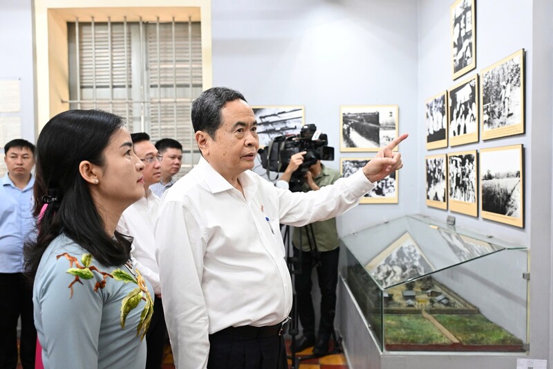 Chủ tịch Quốc hội Trần Thanh Mẫn và các đại biểu thăm nhà trưng bày lưu niệm. Ảnh: quochoi.vn