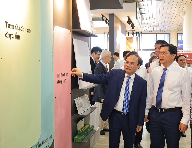 Các đại biểu tham quan gian hàng. Ảnh: Diễm Phúc