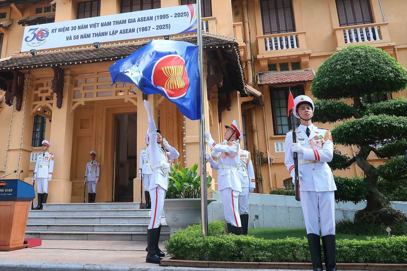 Lực lượng tiêu binh thực hiện nghi thức thượng cờ ASEAN ngày 8/8/2025. Ảnh: An Đăng/TTXVN