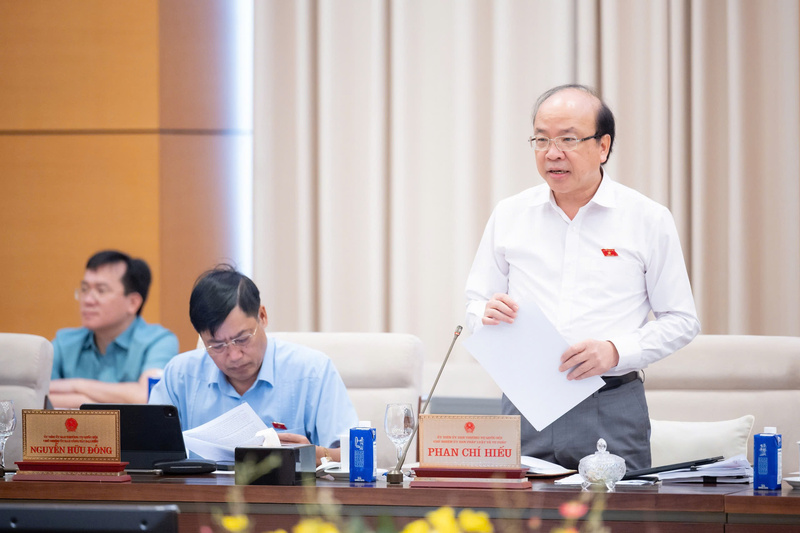 Chủ nhiệm Ủy ban Pháp luật và Tư pháp Phan Chí Hiếu trình bày Báo cáo thẩm tra dự án Pháp lệnh.