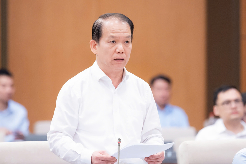Bộ trưởng Bộ Tư pháp Hoàng Thanh Tùng trình bày Tờ trình của Chính phủ về dự án Pháp lệnh.