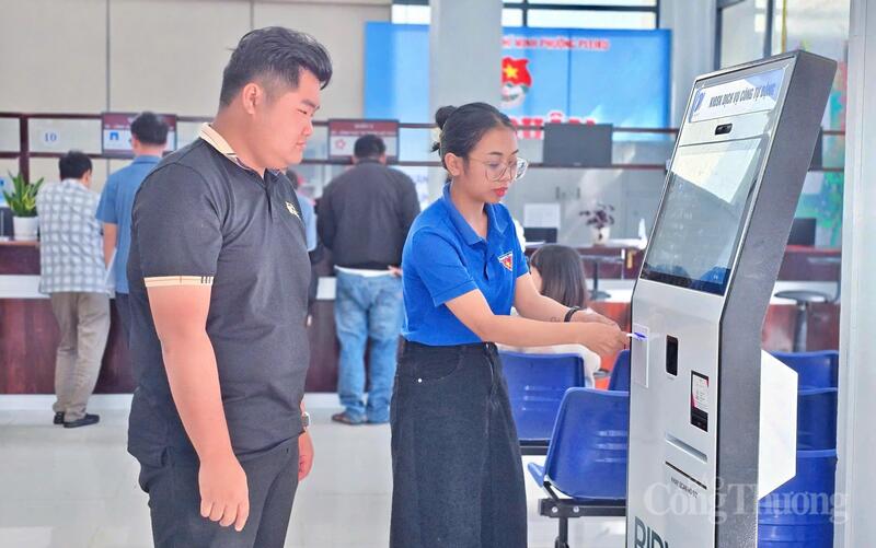 Các tình nguyện viên tại Trung tâm Phục vụ hành chính công phường Pleiku hướng dẫn người dân thực hiện dịch vụ công tự động. Ảnh: Hiền Mai