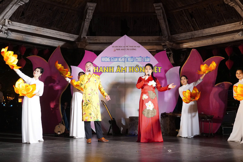 Chương trình nghệ thuật diễn ra tối 17/5 do Nhà hát Cải lương Hà Nội thực hiện. Ảnh: T.P
