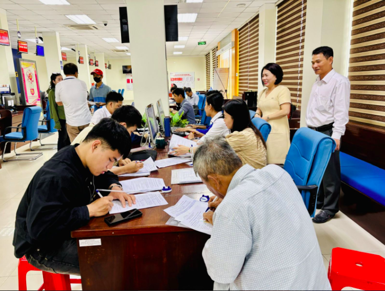 Thủ tướng Chính phủ yêu cầu thực hiện nghiêm các Nghị quyết về cắt giảm thủ tục hành chính, điều kiện kinh doanh nhằm tạo thuận lợi cho người dân, doanh nghiệp. Ảnh minh hoạ