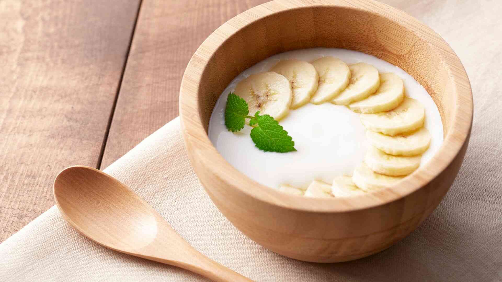 Ăn chuối chưa quá chín kết hợp sữa chua giúp bổ sung tinh bột kháng và giữ dáng. Ảnh: Canva