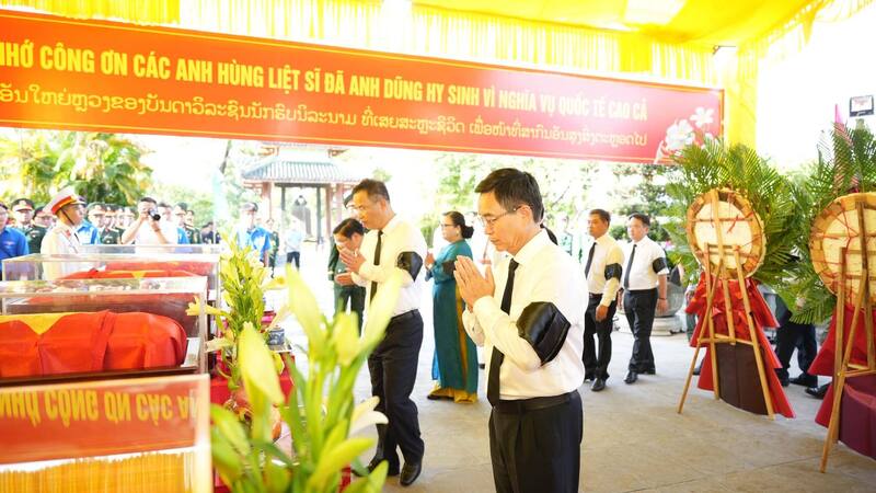 Lãnh đạo Thành uỷ Huế dâng hương, tưởng nhớ các anh hùng liệt sĩ đã anh dũng hy sinh vì nghĩa vụ quốc tế cao cả. Anh: M. Hiếu