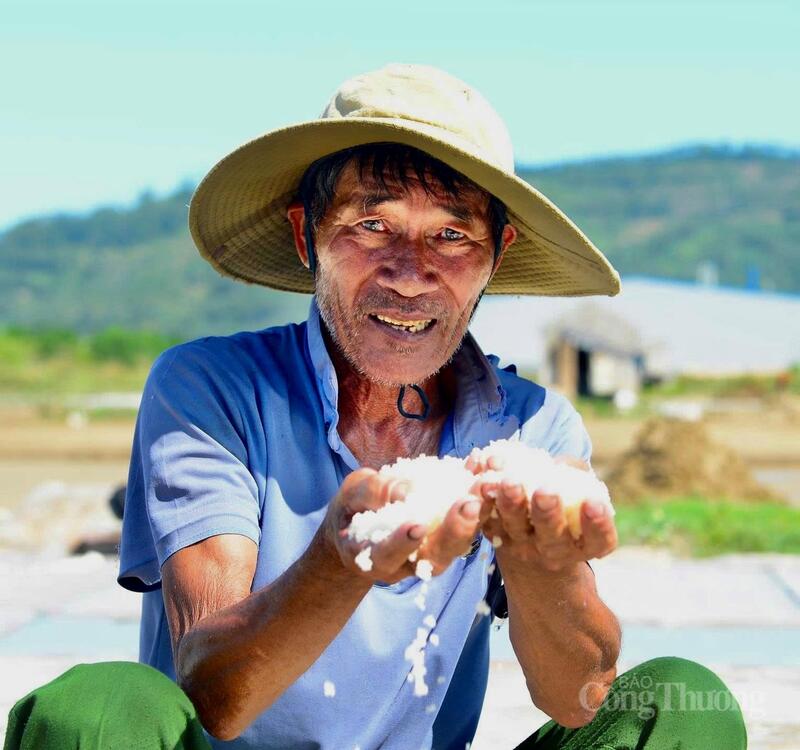 Nhìn những hạt muối trắng tinh sau những ngày lao động vất vả, ông Lê Văn Thuần (72 tuổi, xã Hoa Lộc) cho biết, ông có hơn nửa đời người gắn bó với ruộng muối. “Nắng càng to thì muối càng nhanh kết tinh. Vì thế, những ngày nắng gắt nhất cũng là lúc diêm dân làm việc vất vả nhất. Người mới làm thường dễ bị choáng vì nắng phản chiếu từ mặt ruộng lên rất nóng”, ông Thuần nói. Ảnh: Quốc Anh