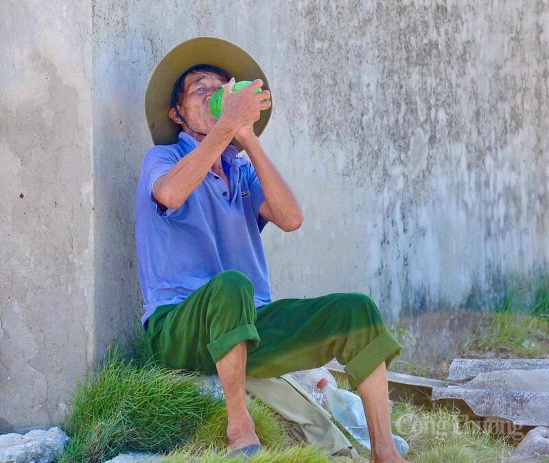 Theo ông Thuần, nghề muối ở xã Hoa Lộc đã tồn tại hàng trăm năm nay. Đây cũng là một trong những cánh đồng muối lớn và còn giữ được nghề truyền thống hiếm hoi của Thanh Hoá. Công việc làm muối phụ thuộc hoàn toàn vào thời tiết. Chỉ cần một cơn mưa trái mùa, công sức cả ngày lao động có thể tan theo nước biển. Ảnh: Quốc Anh