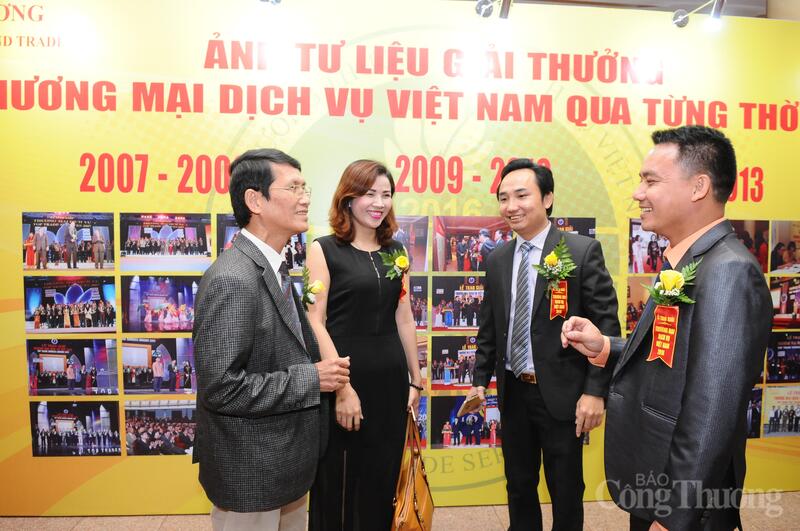 Đại diện doanh nghiệp tham dự lễ trao Giải thưởng Thương mại, Dịch vụ Việt Nam vào năm 2016. Ảnh: Cấn Dũng
