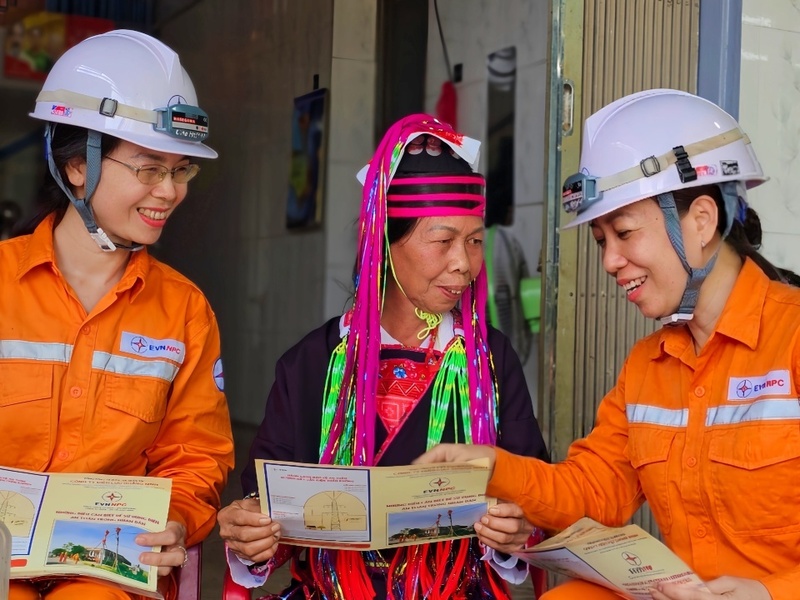 Nhân viên Công ty Điện lực Quảng Ninh hướng dẫn người dân sử dụng điện an toàn và tiết kiệm trong mùa nắng nóng