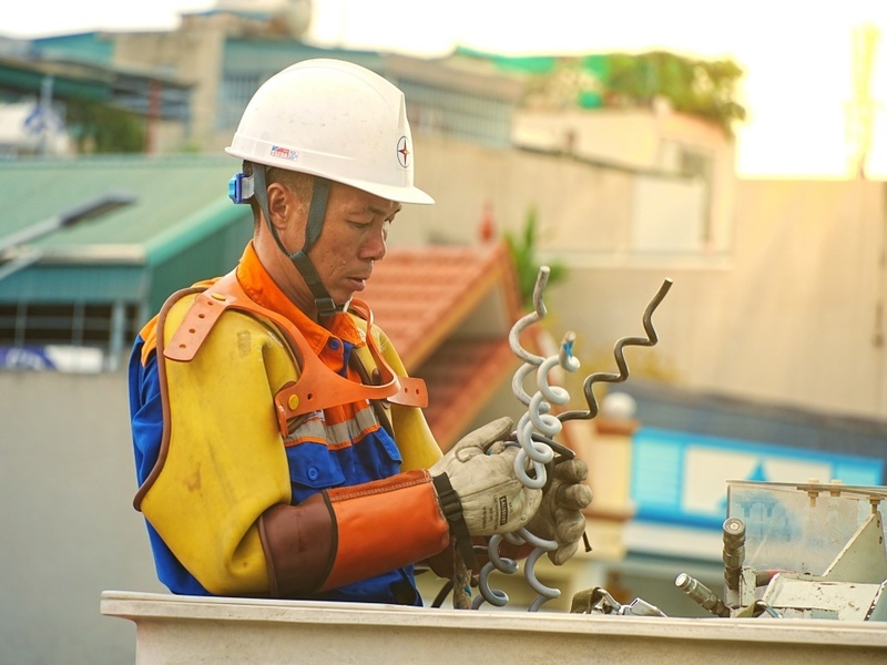 Nhân viên Đội hotline Công ty Điện lực Quảng Ninh xử lý công việc dưới thời tiết khắc nghiệt