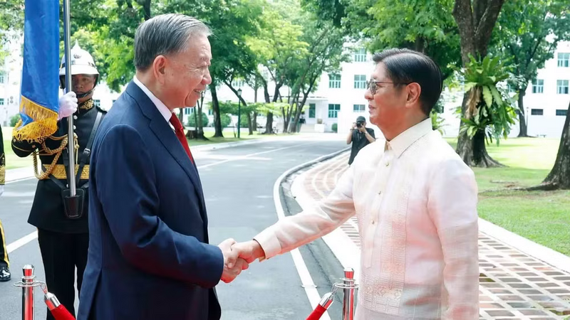Tổng thống Philippines Ferdinand Romualdez Marcos Jr. đón Tổng Bí thư, Chủ tịch nước Tô Lâm. Ảnh: TTXVN