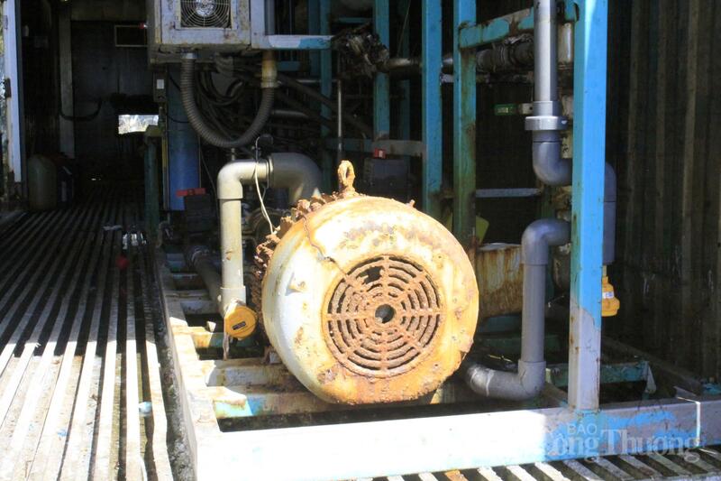 Qua nhiều năm hoạt động, các thiết bị, máy móc của nhà máy lọc nước đã hư hỏng, xuống cấp khiến cho việc hoạt động nhiều lần bị gián đoạn. Ảnh: Nguyễn Dương