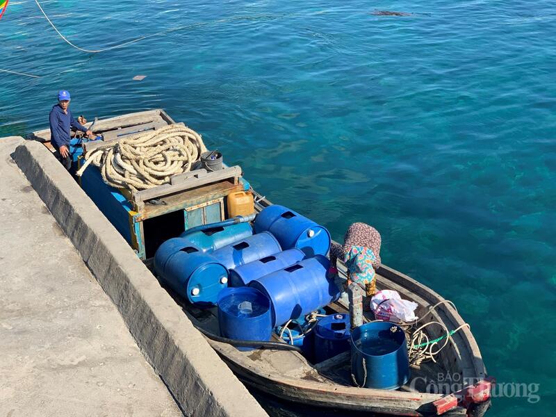 Nước ngọt được vận chuyển từ Đảo Lớn sang thường có chi phí rất cao. Ảnh: Nguyễn Dương