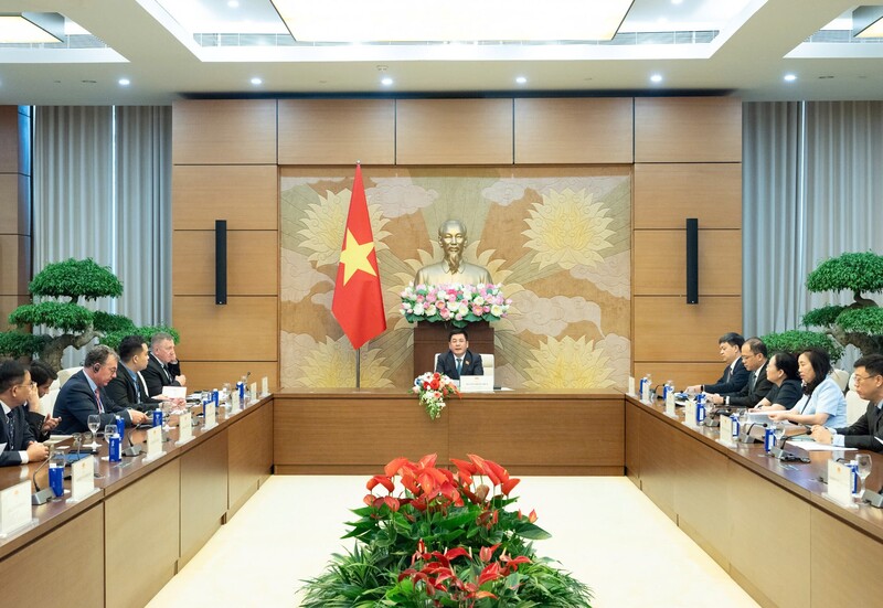 Toàn cảnh buổi làm việc.