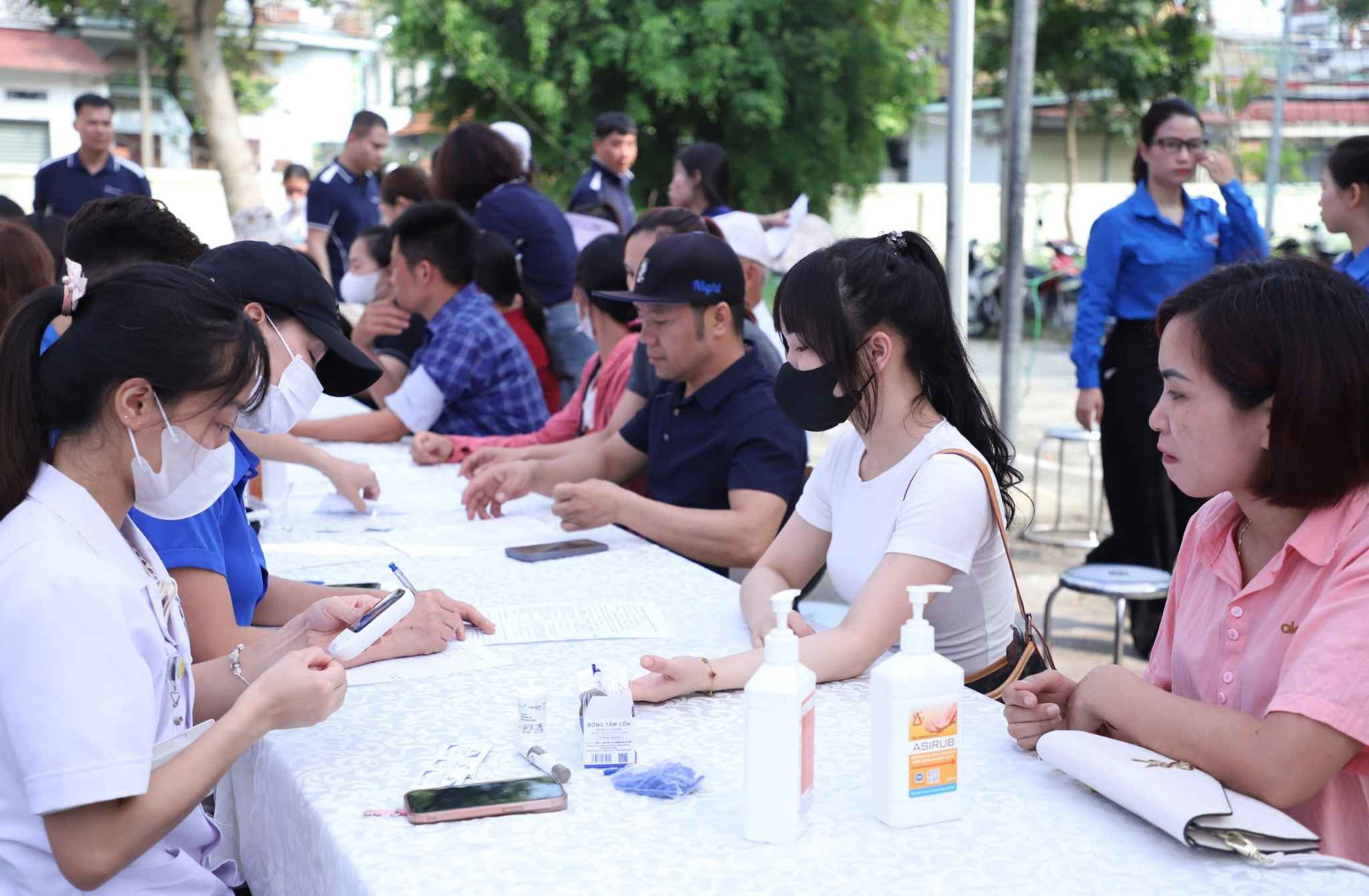 Hoạt động khám và tư vấn sức khỏe tại Ngày hội Thanh niên công nhân tỉnh Phú Thọ (Nguồn: TCP)
