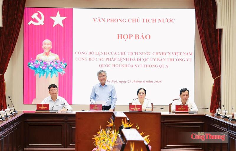 Phó Chủ nhiệm Văn phòng Chủ tịch nước Cấn Đình Tài công bố Lệnh của Chủ tịch nước đối với hai pháp lệnh. Ảnh: Phương Trang