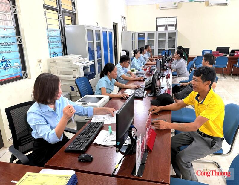 Người dân thực hiện các thủ tục hành chính tại đặc khu Cô Tô, tỉnh Quảng Ninh.