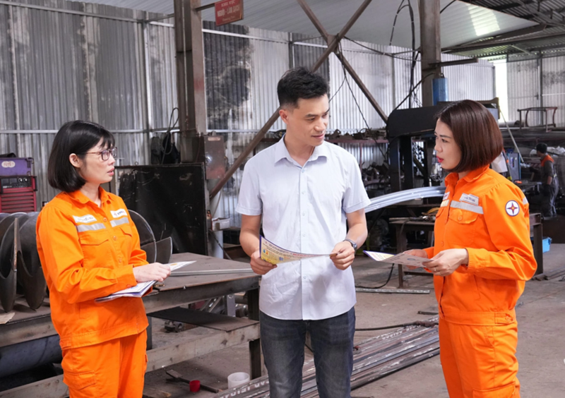 Nhân viên ngành điện tỉnh Thái Nguyên tuyên truyền về tiết kiệm điện tại doanh nghiệp sản xuất. Ảnh: T.N