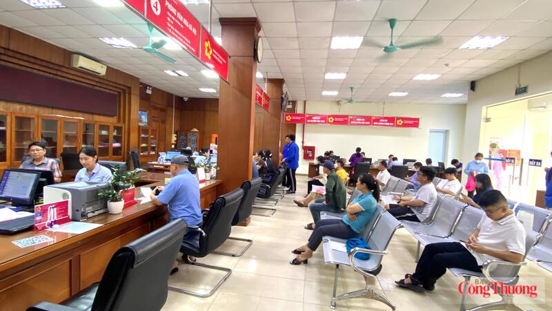 Người dân, doanh nghiệp thực hiện các thủ tục hành chính tại Trung tâm phục vụ hành chính công, phường Cẩm Phả, tỉnh Quảng Ninh.