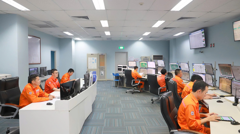 Người lao động Công ty Nhiệt điện Nghi Sơn tập trung cao độ tại Phòng điều khiển trung tâm (CCR)
