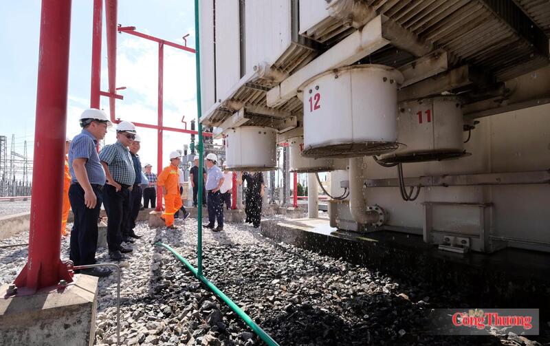 Trưa ngày 23/6, lực lượng trực vận hành đã phun nước làm mát các MBA tại trạm biến áp 500kV Nho Quan