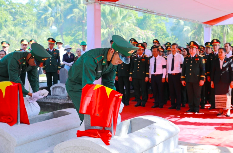 Lễ truy điệu và an táng 19 hài cốt liệt sĩ lần này không chỉ là hoạt động tri ân mang ý nghĩa nhân văn sâu sắc mà còn tiếp tục khẳng định đạo lý “Uống nước nhớ nguồn”, “Đền ơn đáp nghĩa” của dân tộc Việt Nam. Ảnh: Minh Hiếu